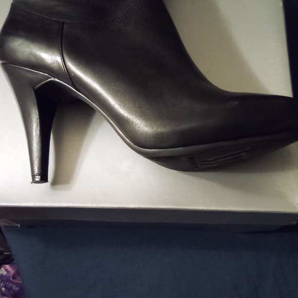 Worthington Genuine  Leather  Boots - Picture 12 of 12